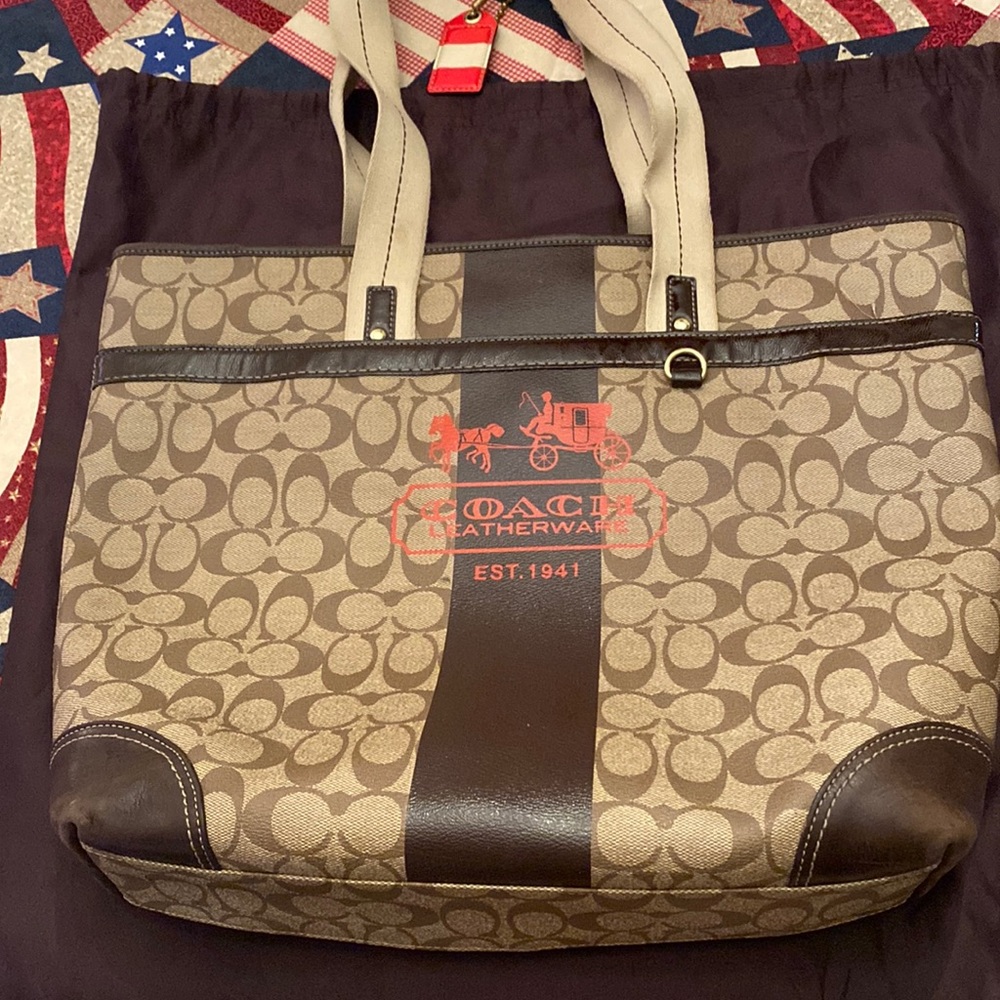 Authentic Coach logo handbag. Zipper closure.